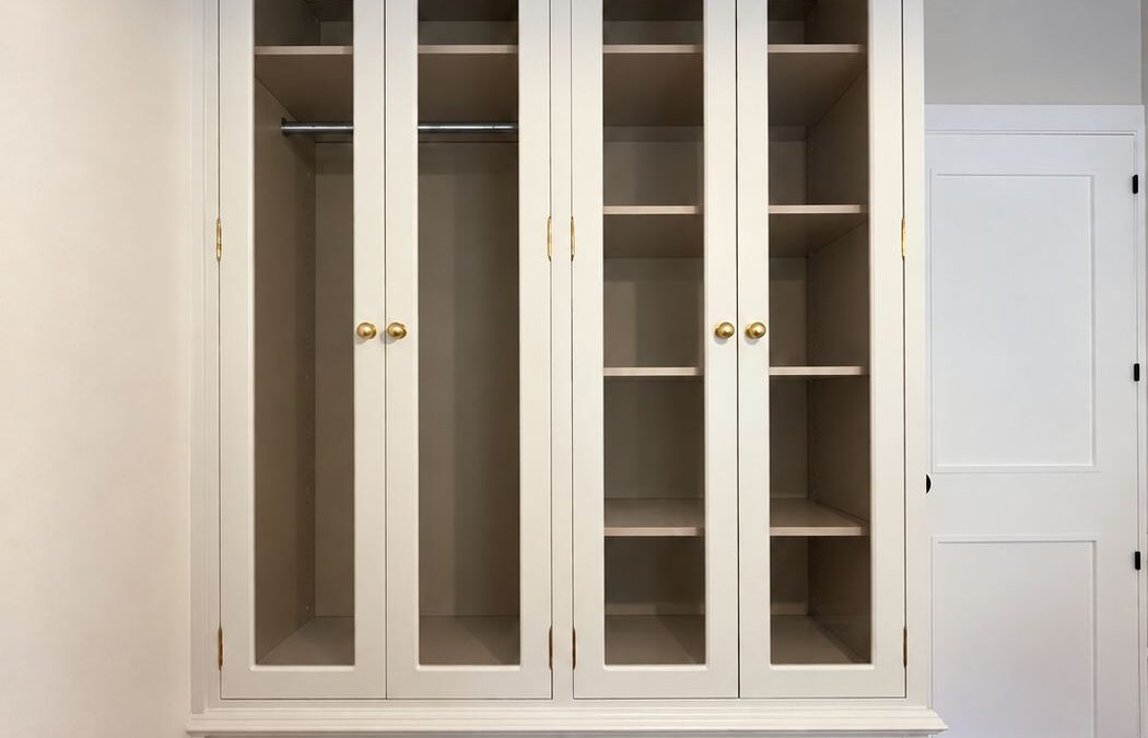 Armario blanco con puertas acristaladas en arco