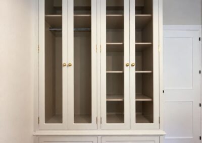 Armario blanco con puertas acristaladas en arco